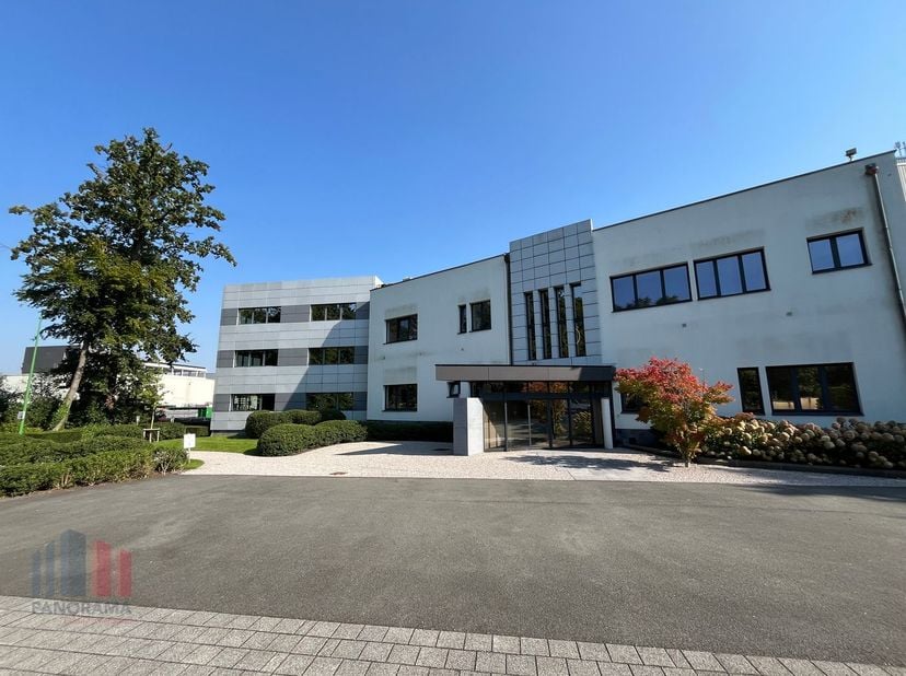 Fantastiquement situé, ce bureau de 1.056 m² prêt à être emménagé est à louer à Zwijnaarde, à seulement 5 minutes du R4, avec un accès facile à l'écha
