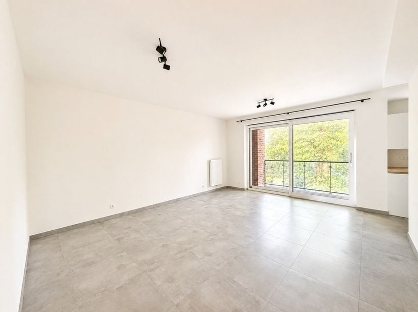 Situé au 1er étage, superbe appartement avec 1 chambre, 1 bureau et belle terrasse.<br />
PEB label A // Espec : 83 kWh/m².an // Etotal : 7.012 kWh/an