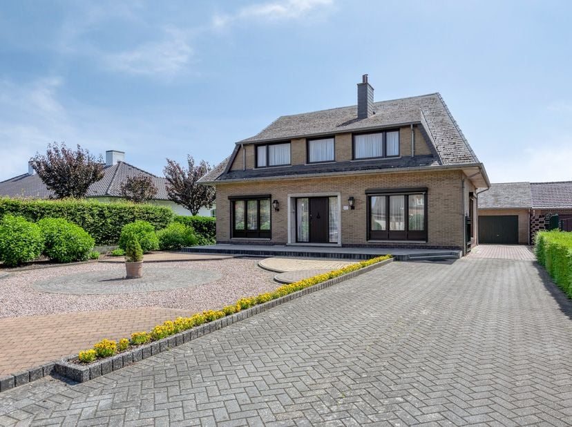 Op een mooi perceel van maar liefst 9a99ca bevindt zich deze vrijstaande woning uit 1970, rustig gelegen in een residentiële woonwijk vlakbij het cent