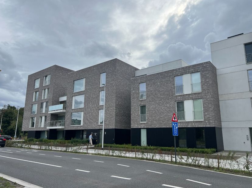 Modern gelijkvloers appartement te huur in Lommel.Indeling: inkomhal, toilet, woonkamer met open keuken, nachthal, berging/wasruimte, 2 slaapkamers, b