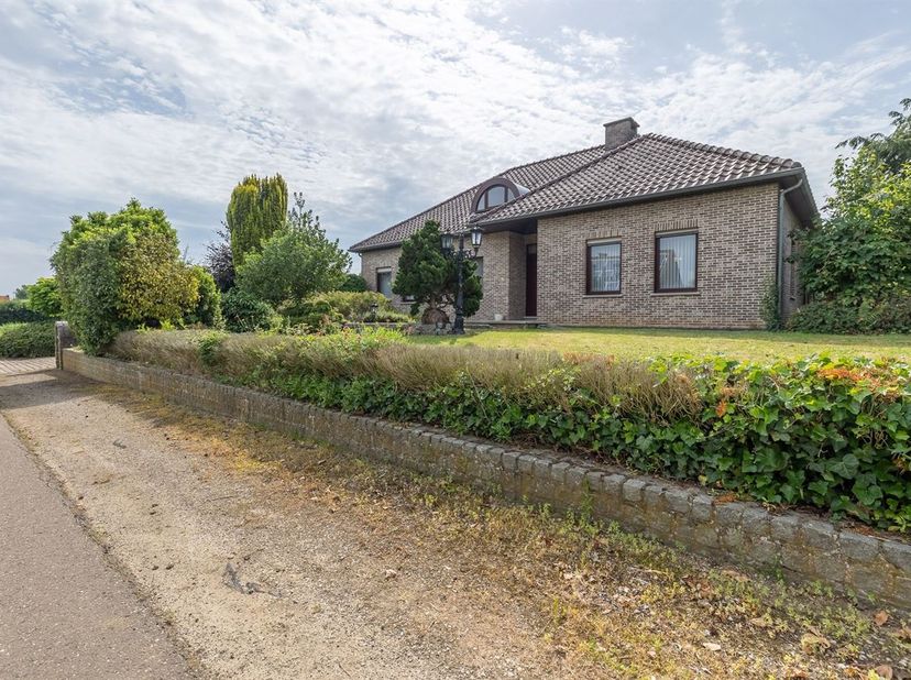 Villa de campagne à Assent, sur un terrain de près d'un hectare, avec un jardin orienté au sud et une vue sur la campagne.<br />
<br />
Cette spacieus