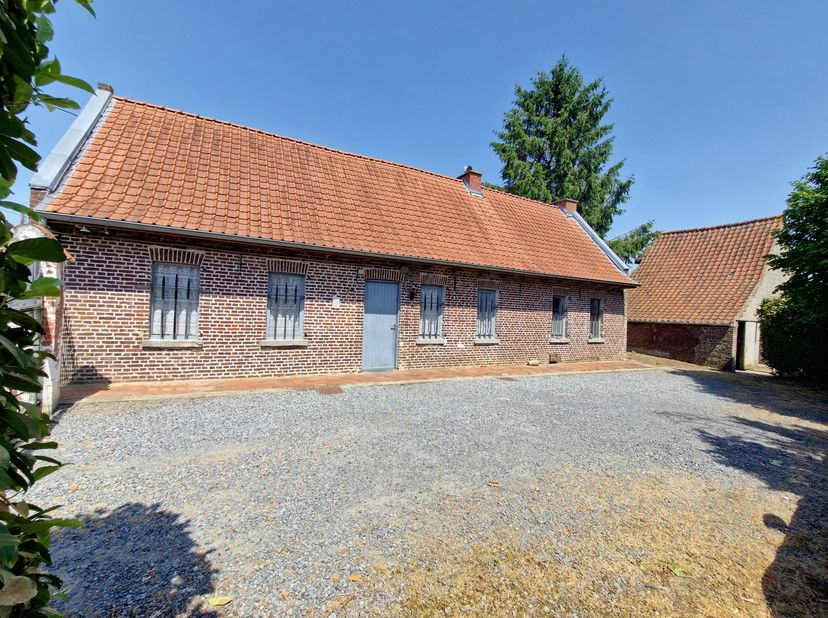 Deze charmante gelijkvloerse hoeve, gelegen in het hart van het Pays des Collines, zal u verleiden door haar authenticiteit en groene omgeving. Gelege