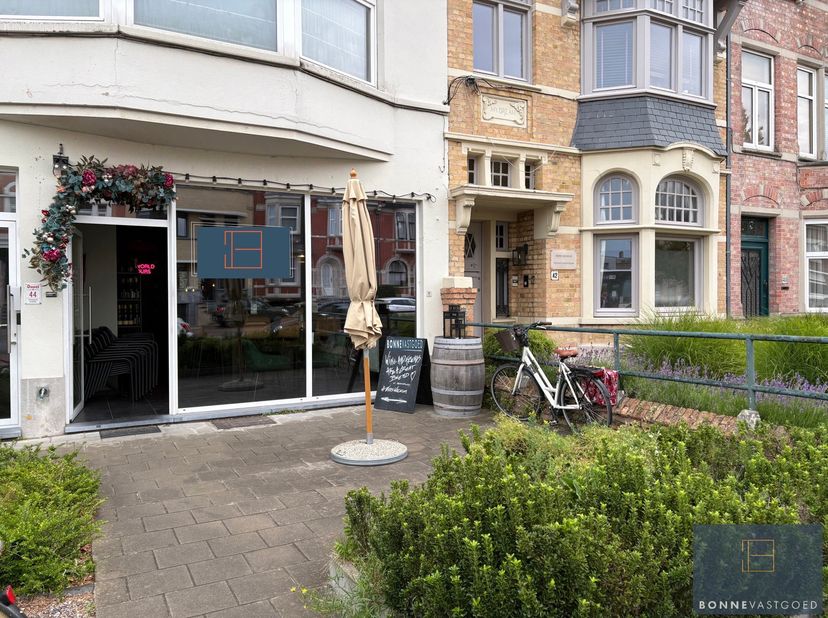 De locatie langs de Scheepsdalelaan, toegangspoort naar het centrum van Brugge, zorgt ervoor dat u van de automatische visibiliteit geniet door de pas