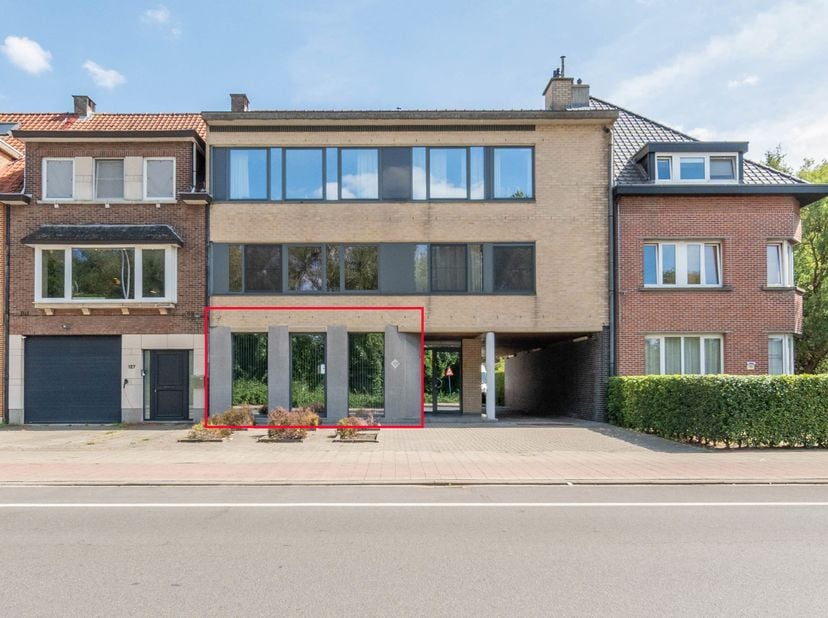 Ruim gelijkvloers appartement met twee slaapkamers en een garagebox. <br />
Graag geven wij u een eerste indeling van het appartement aan de hand van