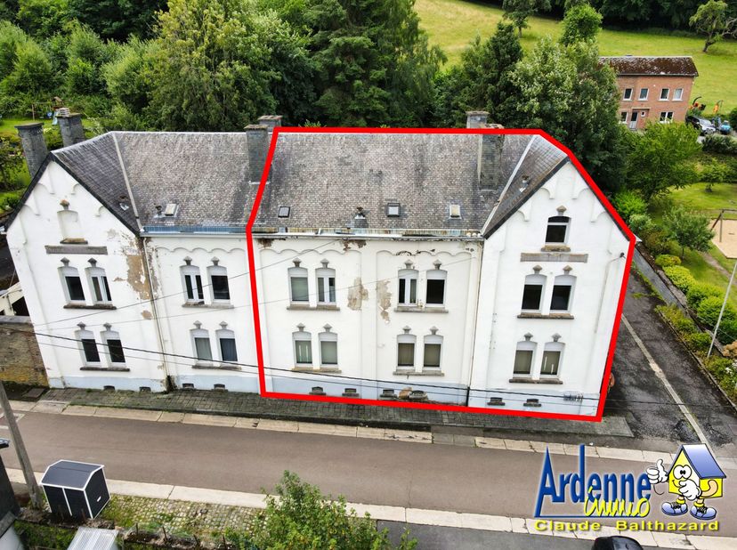 Glv: 2 kantoren, 2 opslagruimtes, wachtruimte, onthaal.<br />
Etage+ 1: 6 kantoren, 1 kantine, 2 sanitaire ruimtes.<br />
Info +: Oud politiebureau in