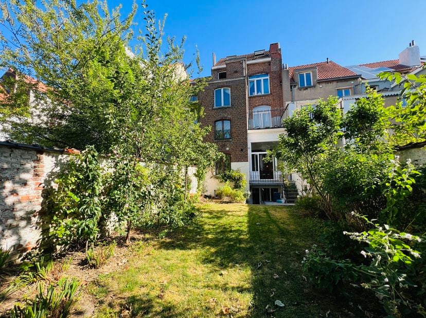 BRUSSEL, ideaal gelegen vlakbij het Vijftigjarig Jubileumpark en de Europese instellingen, licht GEMEUBILEERD APPARTEMENT (1 slaapkamer/1 badkamer) va