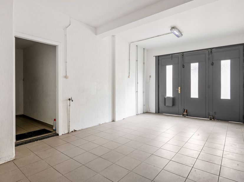 Ligging:<br />
<br />
Dit appartement bevindt zich in Borsbeek (Antwerpen), op een gunstige locatie met een vlotte verbinding naar Antwerpen. Winkel