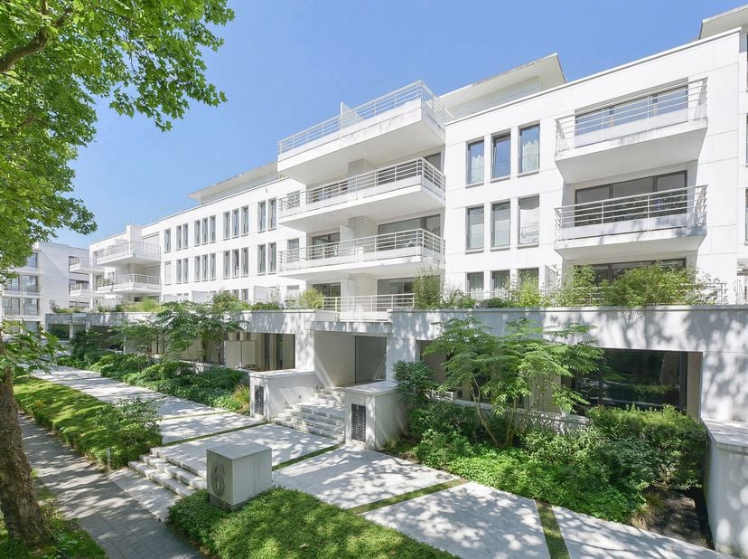 Maxime Real Estate vous propose un superbe appartement 2 chambres avec terrasse et petit parc commun.<br />
Situé dans un cadre verdoyant au sein du p