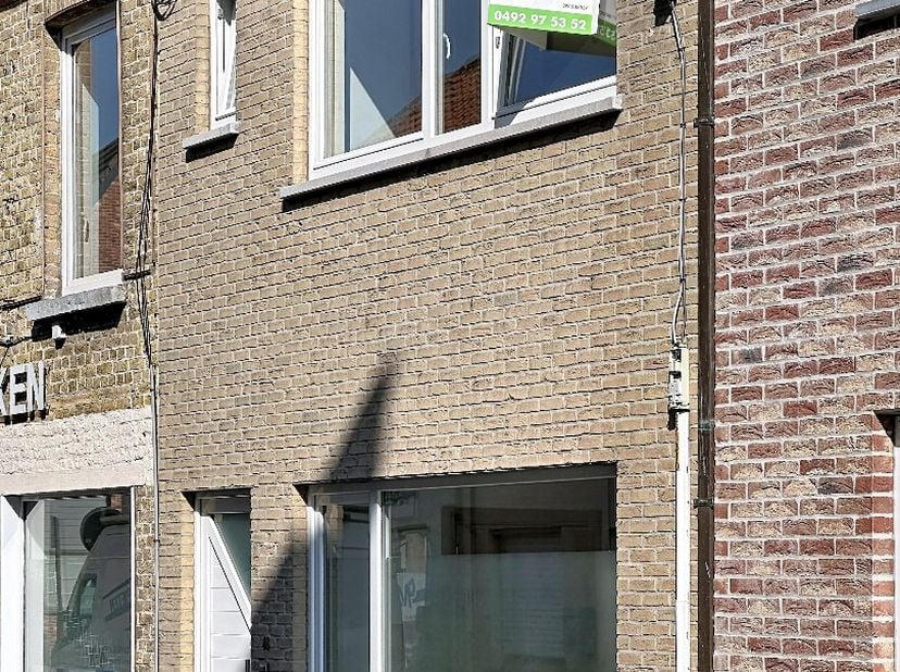 Duplex appartement vlakbij de markt van Koekelare in kleinschalige residentie (2 appartementen) <br />
Appartement is ingedeeld met een inkomhal - lic