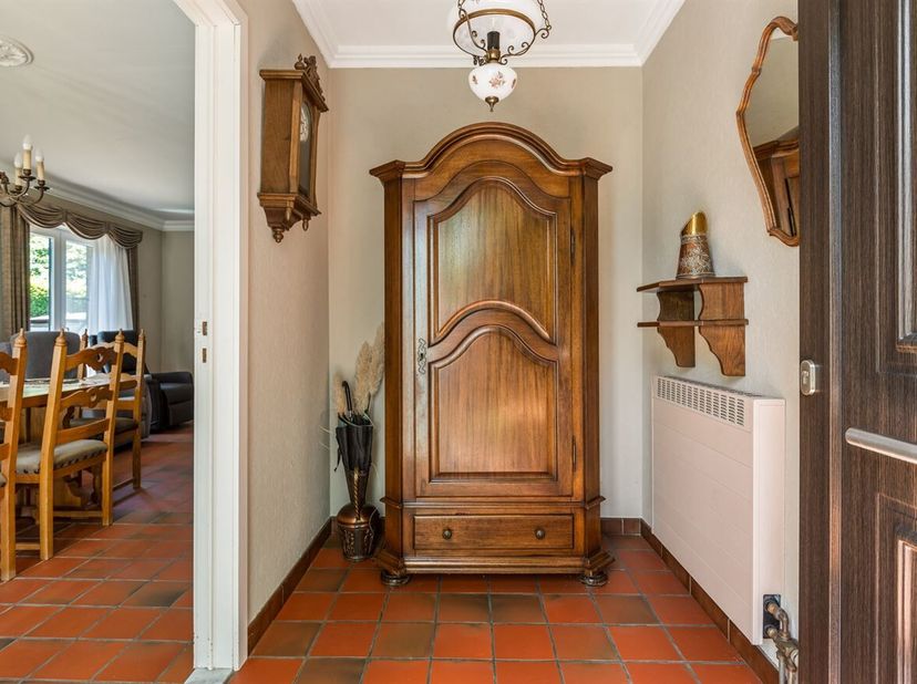 Bungalow de caractère avec grand jardin et garage<br />
Situé au calme près du centre de Genk, avec un accès facile aux magasins, aux écoles et aux vo