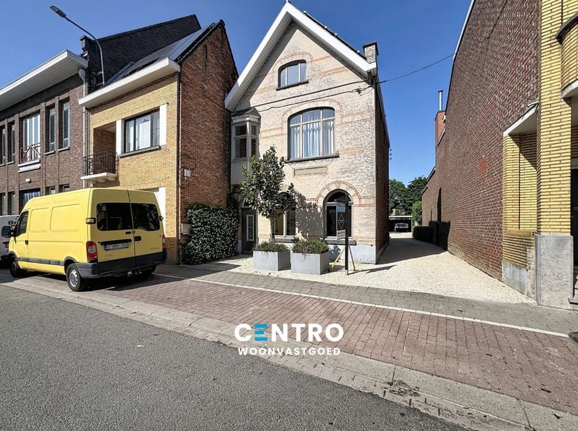 SMAAKVOL gerenoveerde burgerwoning met karaktervolle uitstraling met 4 slaapkamers, carport en zonnige tuin in hartje Tielt.<br />
<br />
Op een centr
