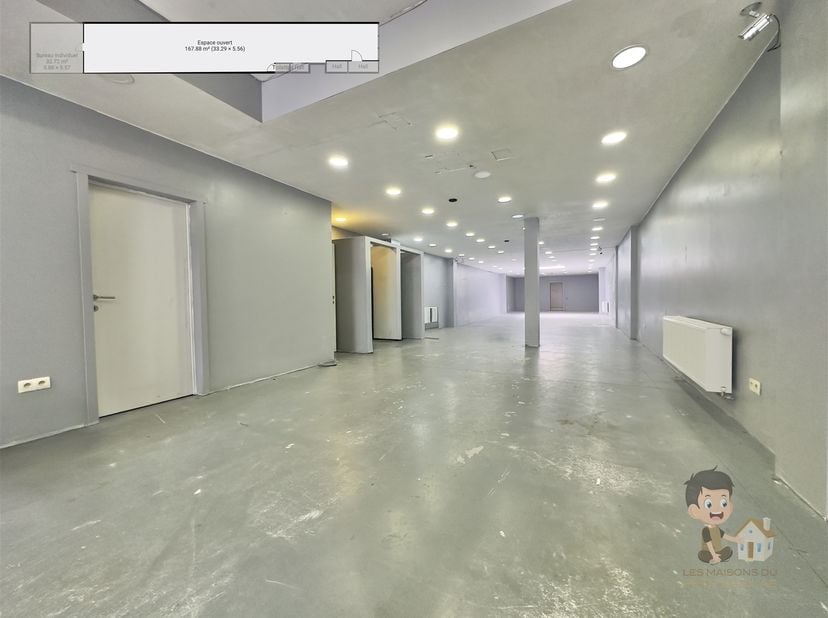 Espace commercial de 210 m² au cœur de Châtelineau<br />
<br />
Situé dans la rue commerçante de la Rue Maréchal Foch, ce commerce bénéficie d’un em