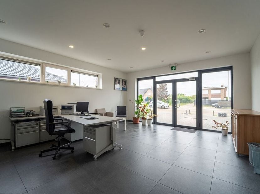 Heeft u interesse? Bekijk deze woning op onze website http://www.domovastgoed.be of contacteer ons op het nummer 011/96.49.96<br />
Gelegen langs een