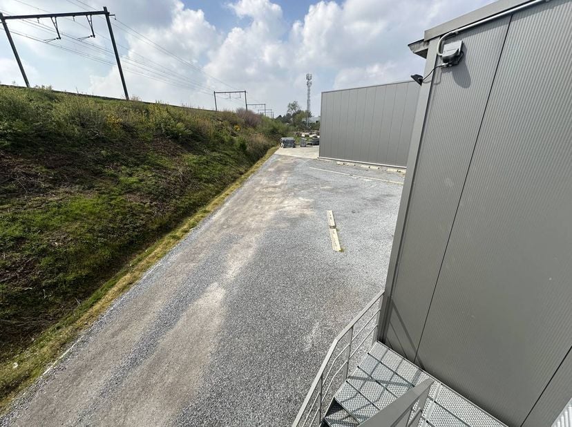 Op een strategische locatie net buiten Hasselt, in de KMO-zone aan Het Dorlik 11, bieden wij 10 privatieve parkeerplaatsen te huur aan.<br />
De parke