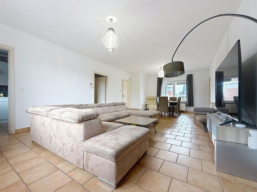 Situé à Mouscron, entre la gare et le centre-ville, cet appartement duplex aux beaux volumes développe une surface habitable d'environ 146 m² et se tr