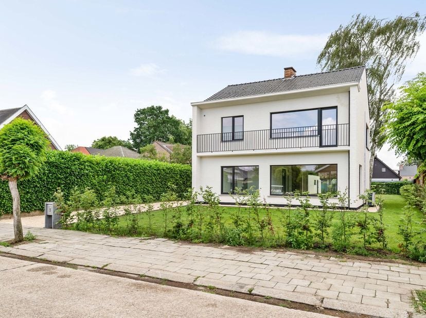 Op zoek naar een woning waar je meteen je koffers kunt uitpakken? Welkom in de Wilgenstraat 3 te Kapellen!<br />
Deze volledig gerenoveerde open bebou