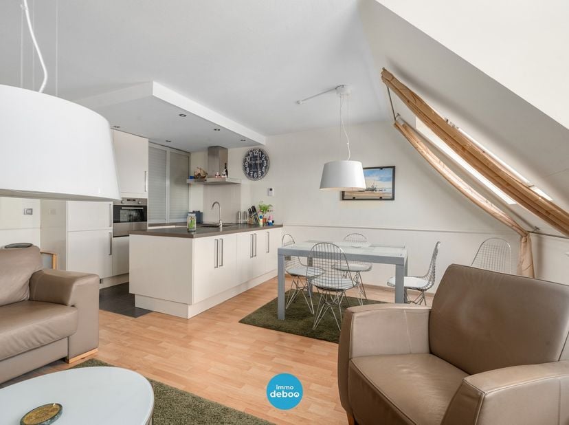 Op zoek naar een instapklaar appartement met buitenruimte én privacy?<br />
Dit appartement op de bovenste verdieping van een verzorgd gebouw in de Lo