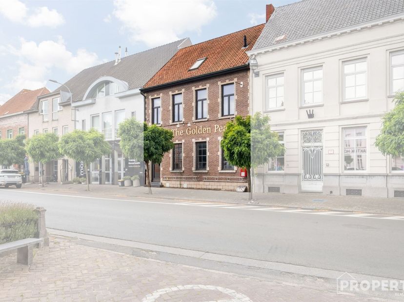 Ontdek dit grotendeels gerenoveerde handelshuis met woonst, gelegen op een absolute toplocatie in het hart van Wakken, pal aan het gezellige marktplei
