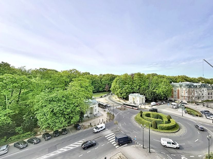 Bos van La Cambre - Barnes Brussels biedt u dit grote te renoveren appartement aan van 262m2 bewoonbaar (bron PEB) gelegen op de 6e verdieping van een