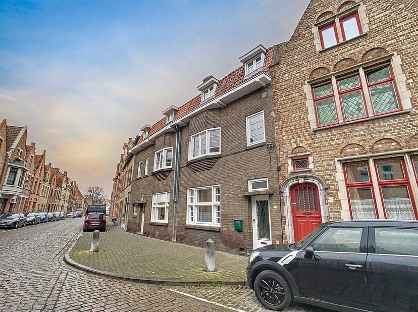 De woning is gelegen in een rustige straat in het centrum van Brugge, op een steenworp afstand van winkels, scholen en alle noodzakelijke voorzieninge