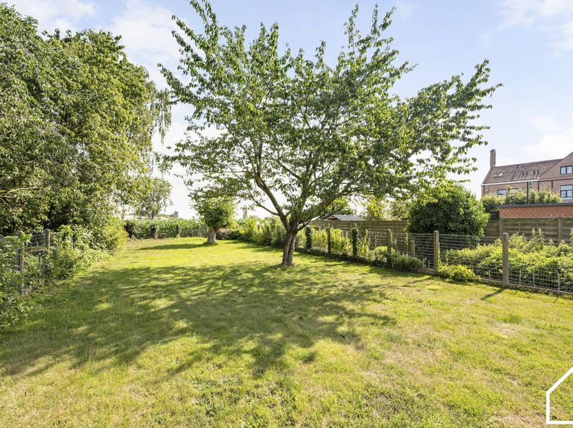 Deze charmante en goed onderhouden woning met z'n prachtige tuin biedt naast zijn landelijke verzichten ook nog eens  een toplocatie met tal van mogel