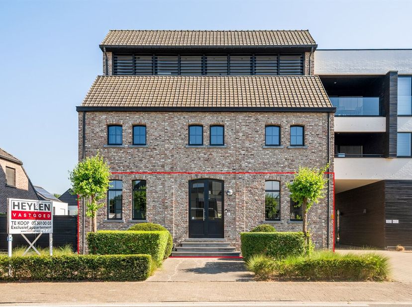 Deze uitzonderlijke loftwoning combineert tijdloze elegantie met hedendaags wooncomfort. Tot in de kleinste details afgewerkt met hoogwaardige materia