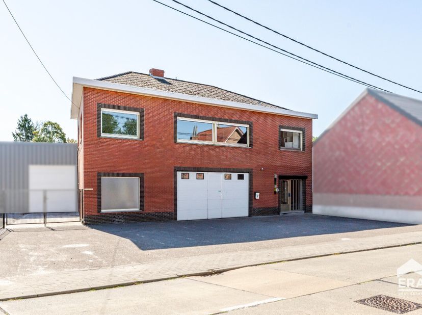 Ce bien polyvalent situé Ransbergstraat combine un vaste espace commercial denviron 728 m² avec une habitation et un jardin. Grâce aux infrastructures