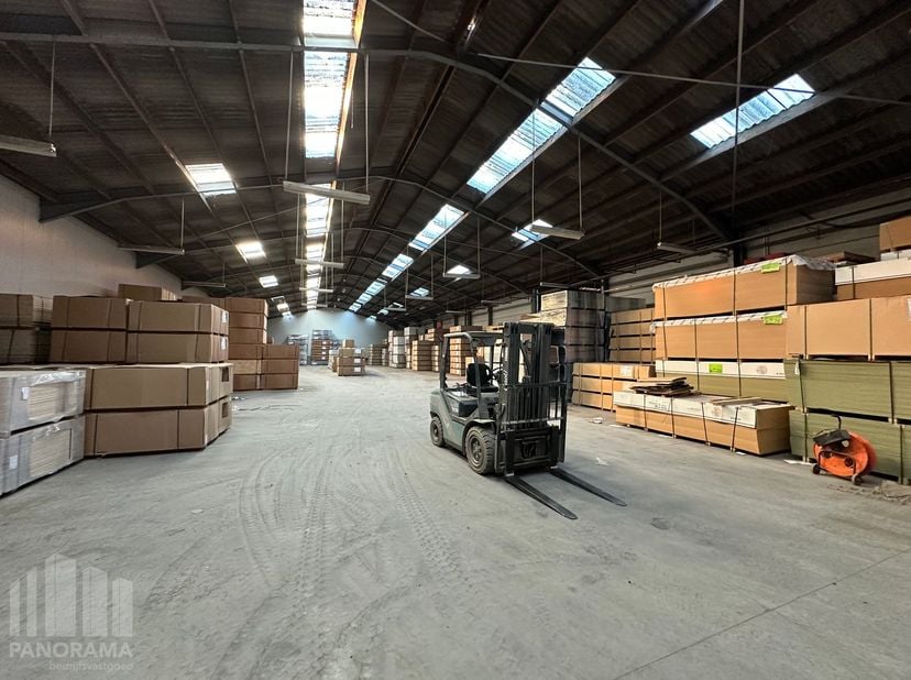Op een strategische ligging in Kuurne bevindt zich dit uitgebreid bedrijfscomplex met een totale gebouwoppervlakte van +/- 6.555 m², gelegen op een&amp;nb