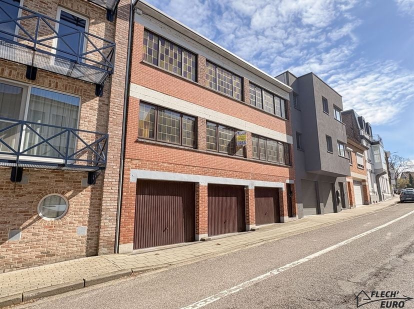 Nous avons le plaisir de vous proposer cette maison idéalement située à Verviers.<br />
<br />
Au rez-de-chaussée, elle dispose de trois garages, dont