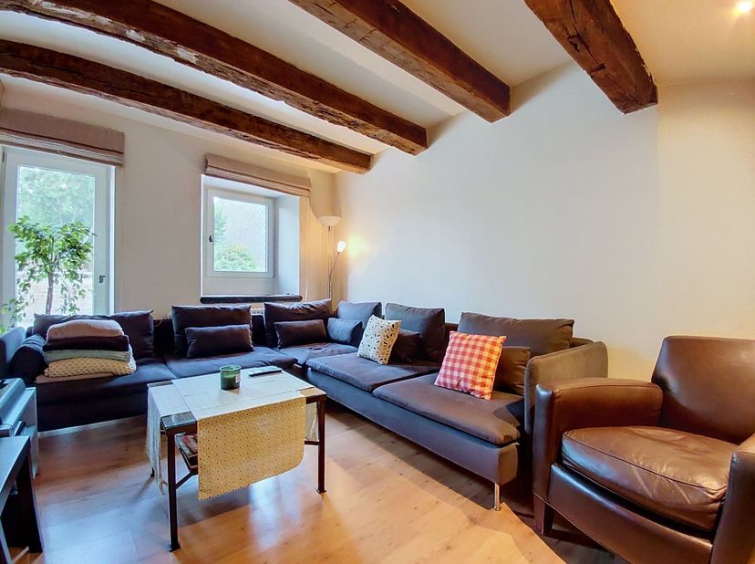 W Immobilière vous propose à la location cette charmante fermette entièrement rénovée avec goût, située dans le paisible village de Vance.<br />
Cette