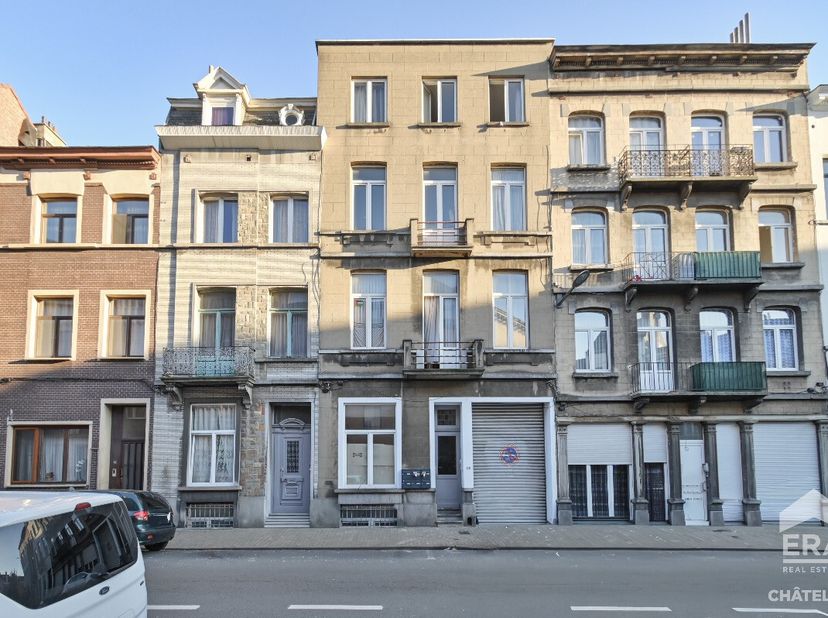 ERA CHATELAIN biedt u dit opbrengsteigendom met twee erkende eenheden, met groot potentieel, ideaal gelegen in Schaarbeek, op wandelafstand van het No
