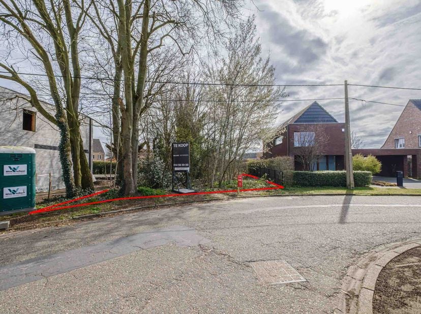 UNIEKE BOUWGROND VOOR OPEN BEBOUWING - <br />
<br />
In rustige, centrale ligging.<br />
Ontdek deze uitzonderlijke bouwgrond voor open bebouwing, ide