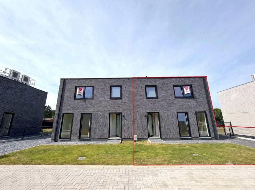 Bent u op zoek naar een moderne en instapklare halfopen bebouwing op een vlot bereikbare locatie? Dit recent opgeleverde nieuwbouwhuis combineert een