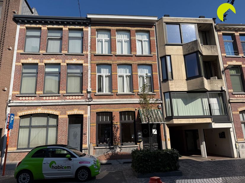 In optie! In één van de mooiste straten van Mortsel vinden we dit  authentiek 1-slaapkamer appartement gelegen op de 1e verdieping. Deze straat is vol