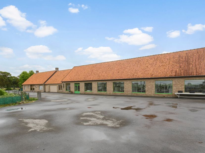 Aan het gehucht 'de Gapaard' te Lo-Reninge, stellen wij u deze bedrijfsgebouwen (winkelpand en serres, beiden uitsluitend voor opslag) met woning&amp;nbsp