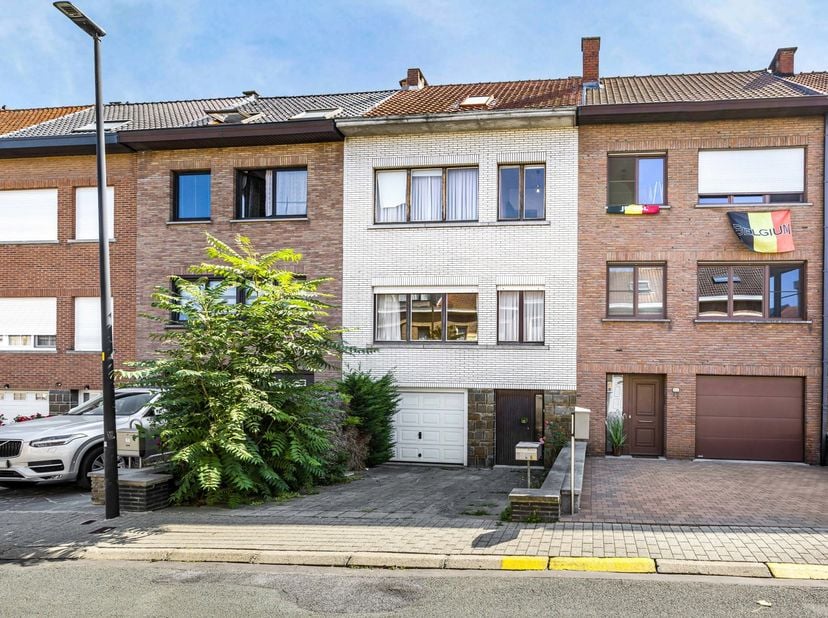Immo Pické biedt U deze rustig en goed gelegen te renoveren woning aan, in de onmiddellijke omgeving van winkels, scholen, openbaar vervoer en belangr