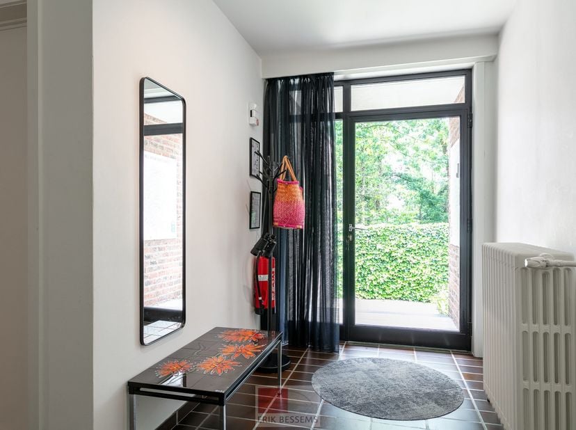 Instapklare, volledig onderkelderde bungalow, gelegen op een royaal perceel van 731 m², met een bewoonbare oppervlakte van ca. 159 m². De woning besch