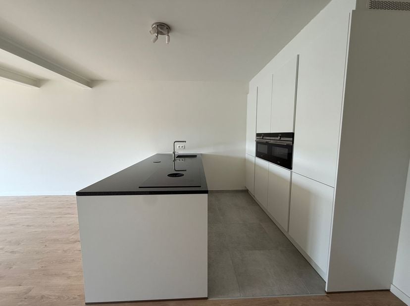 Journée portes ouvertes le samedi 14 mars de 14h à 15h<br />
Situation : L'appartement est situé dans un quartier calme de Brasschaat, avec des magas