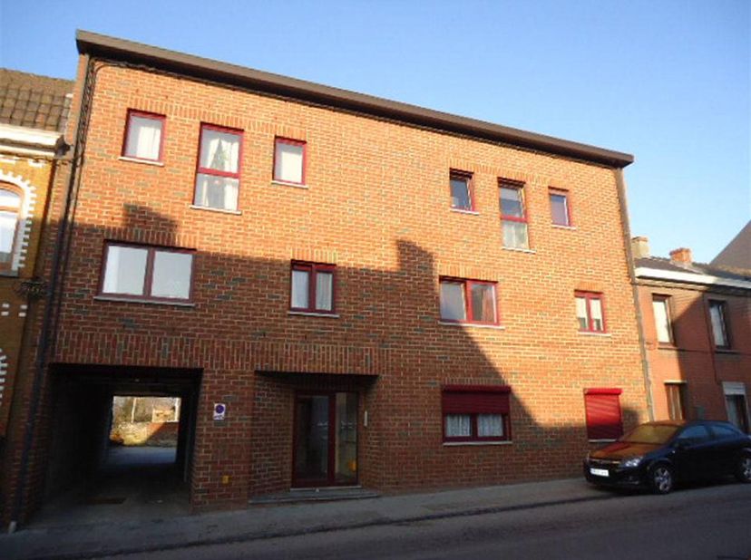 A Louer : Bel appartement 1 chambre à Courcelles<br />
Bel appartement situé à la Rue Général de Gaulle, 102 bte 2/2 à 6180 Courcelles au 2ème étage (