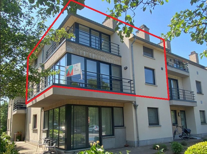 Op zoek naar een zeer geriefelijk appartement? Deze duplex heeft 2 slaapkamers en een bureau/hobbyruimte. Zowel op de 1ste als 2de verdieping is er ee