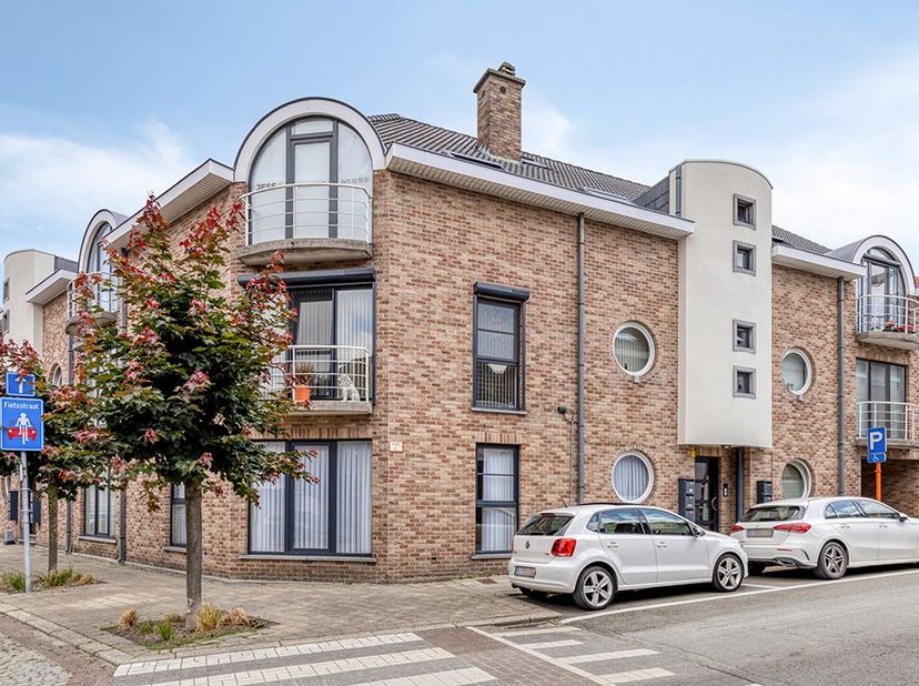 Cet appartement situé à Machelen, à la fois très central et au calme, mérite le détour.<br />
Il est situé au rez-de-chaussée d’un petit complexe bien