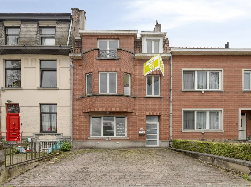 Immo Pické biedt u deze uiterst gunstig gelegen woning aan op de grens tussen Groot-Bijgaarden (Dilbeek) en Sint-Agatha-Berchem, in de onmiddellijke n