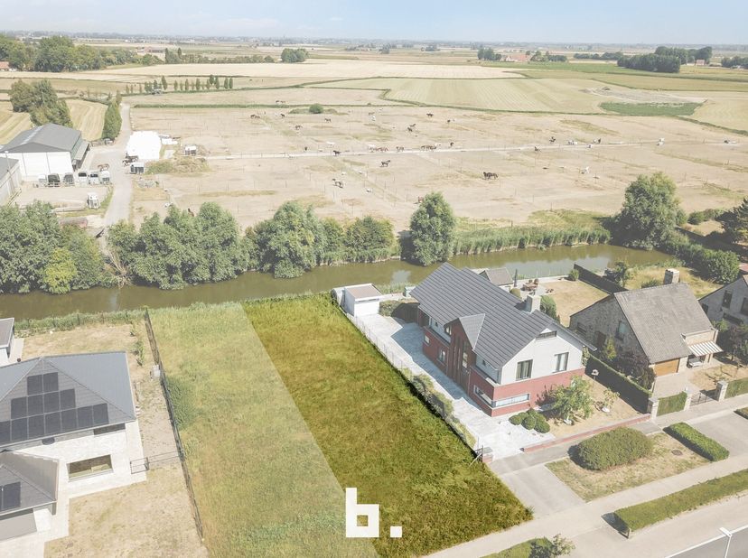Dit perceel grond biedt schitterende bouwmogelijkheden en heeft als grote troef het open zicht op de vaart en de velden. De bouwgrond heeft een totale