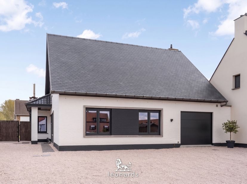 Située dans la paisible Schoolweg, au cœur de la commune rurale de Kruisem, se trouve cette impressionnante maison familiale ayant bénéficié d'une tra