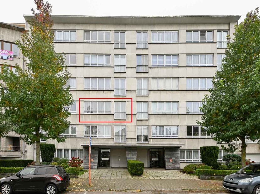 APPARTEMENT 2IEME ETAGE<br />
<br />
Dans un immeuble à appartements sis avenue Maria de Hongrie 11 : <br />
L’appartement au 2e étage, comprenant : h