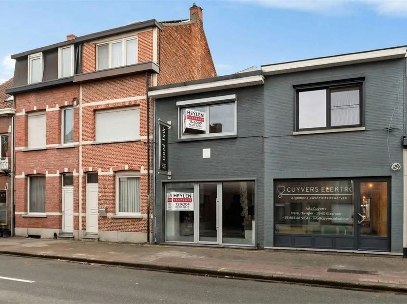 Energiezuinige woning met 3 slaapkamers en handelsruimte. Centraal gelegen te Stabroek, nabij Putte en de Nederlandse grens!<br />
<br />
We betrede