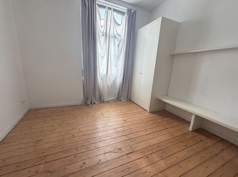 Description : Ixelles, perpendiculaire à la boulevard Général Jacques, proche de l'université. Kot étudiant non meublé dans maison de ville, exclusive