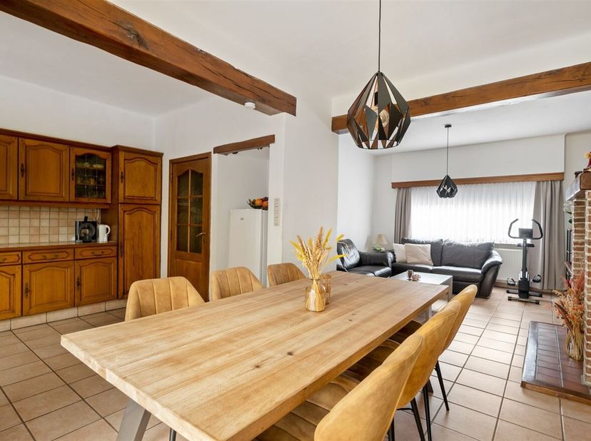 Te renoveren eengezinswoning met vier slaapkamers en tuin<br />
Ligging:<br />
Deze woning aan Bredestraat 17 in Hemiksem geniet van een strategische