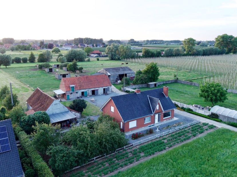 <br />
Op een rustige landelijke ligging tussen Waregem en Oostrozebeke bevindt zich deze authentieke hoeve op een perceel van ca.&amp;nbsp;26.000 m². De