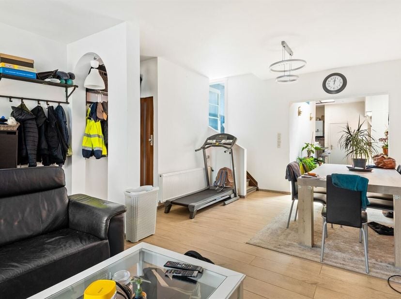 Ruime woning met multifunctioneel bijgebouw <br />
Ligging:<br />
De woning is gelegen nabij het centrum, vlotte verbinding richting Antwerpen, Stabro